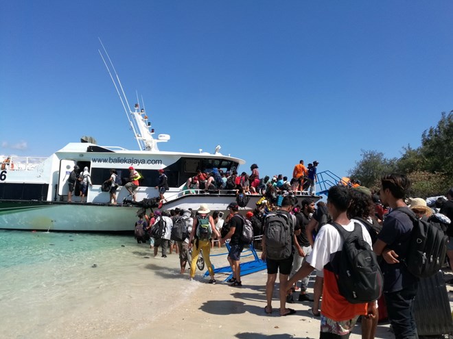Khách du lịch được sơ tán khỏi đảo du lịch Gili Trawangan, gần đảo Lombok ngày 6/8. (Nguồn: THX/TTXVN)