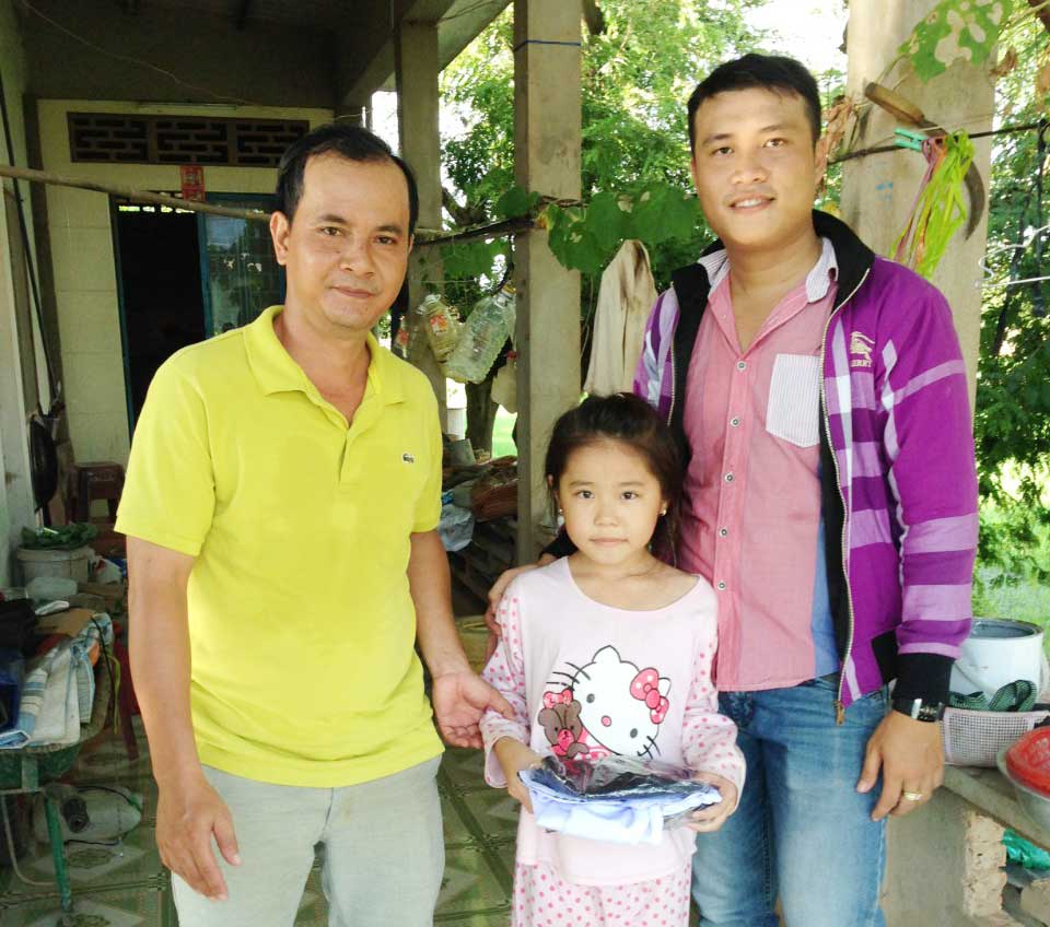 Đoàn xã tặng quà cho em Nguyễn Thị Nhã Ái