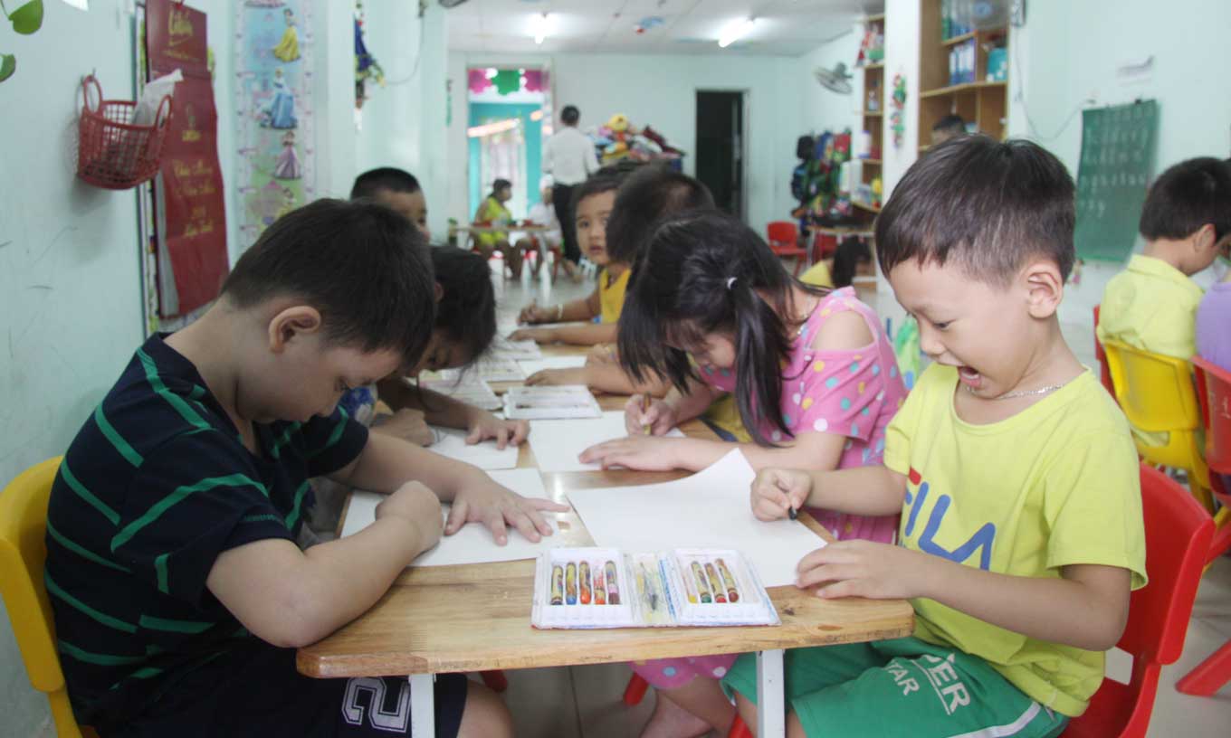 Trẻ được vui chơi, học tập với bàn, ghế để làm quen trước khi thay đổi môi trường học