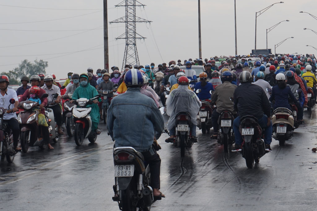 Mật độ giao thông trên Quốc lộ 1 đông đúc, nhất là vào các dịp lễ, tết
