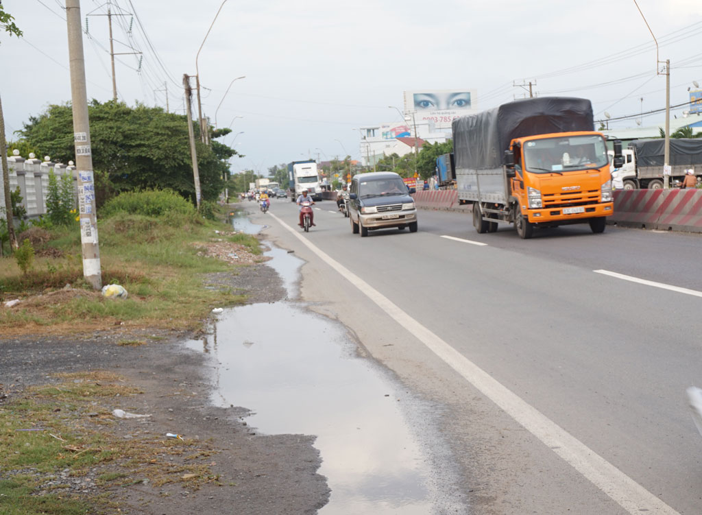 Nước đọng trên Quốc lộ 1