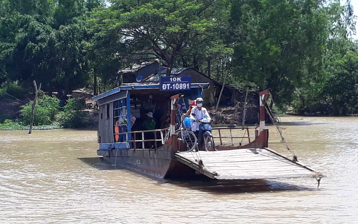 Nhiều bến phà còn xem nhẹ việc bảo đảm an toàn cho khách qua sông