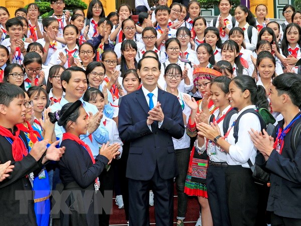 Chủ tịch nước gặp mặt đại biểu Chỉ huy Đội giỏi toàn quốc Chủ tịch nước Trần Đại Quang với các đại biểu là Chỉ huy Đội giỏi. (Ảnh: Nhan Sáng/TTXVN)