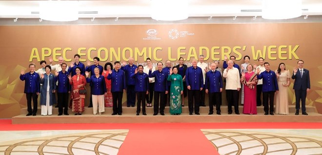 Chủ tịch nước Trần Đại Quang và Phu nhân chụp ảnh chung với Lãnh đạo các nền kinh tế thành viên APEC và Phu nhân. (Nguồn: TTXVN)