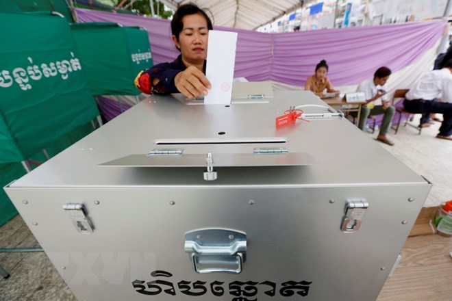 Cử tri bỏ phiếu tại một điểm bầu cử ở Phnom Penh, Campuchia ngày 29/7. (Nguồn: EPA/TTXVN)
