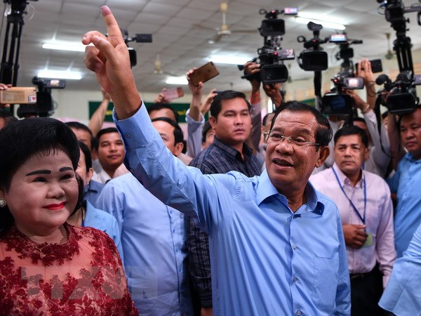 Thủ tướng Campuchia Hun Sen (giữa) sau khi bỏ phiếu trong cuộc bầu cử Quốc hội khóa VI tại Phnom Penh ngày 29/7. Ảnh: (Nguồn: AFP/TTXVN)