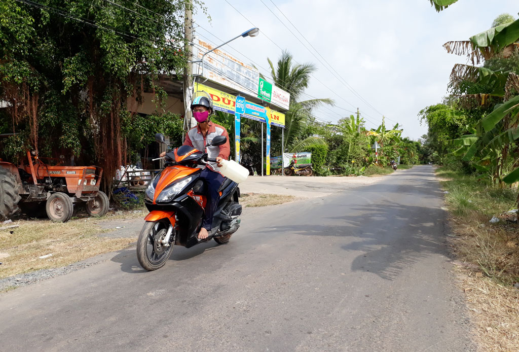 Tuyến đường liên xã của 5 xã biên giới được nhựa hóa. Đây là 1 trong 3 công trình trọng điểm của huyện đã hoàn thành, đưa vào sử dụng