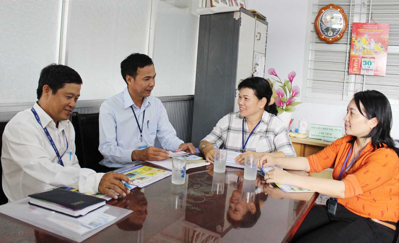 Nhân viên Điện lực Tân An trao đổi với lãnh đạo Hội Liên hiệp Phụ nữ Việt Nam phường 6, TP.Tân An về các biện pháp tuyên truyền, vận động người dân sử dụng điện tiết kiệm