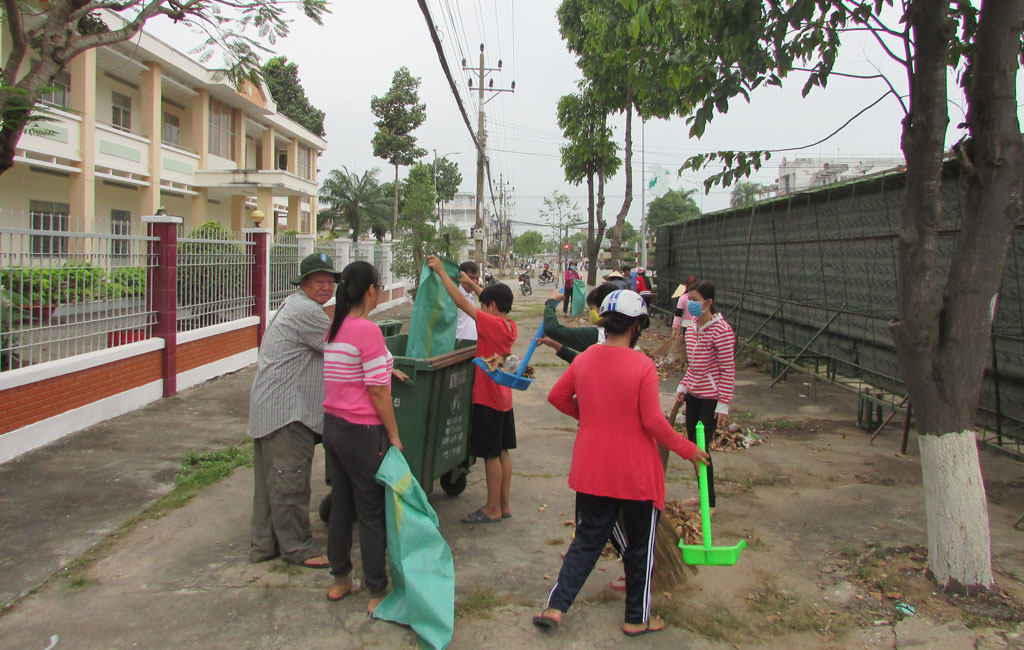 Cán bộ, công chức và nhân dân phường 1 cùng ra quân dọn vệ sinh môi trường