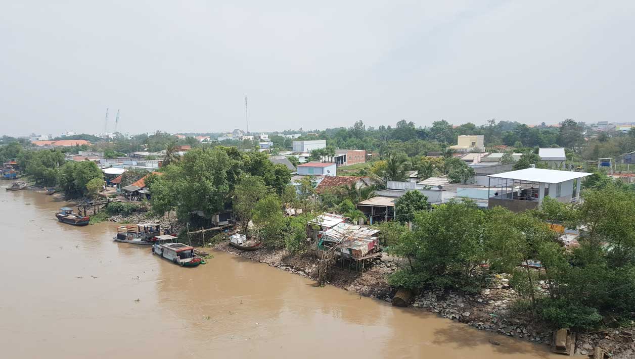 Nhiều năm qua, khu vực kênh Nước Mặn, huyện Cần Đước, xảy ra nhiều vụ sạt lở, ảnh hưởng đến cuộc sống người dân