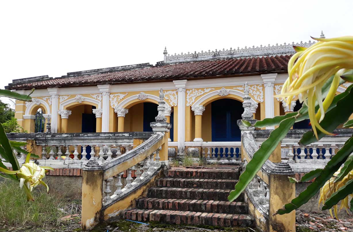 Ngôi nhà thuộc cụm nhà cổ Thanh Phú Long được Nhà nước trùng tu, trở nên nổi bật với màu sơn vàng - trắng, mang nét cổ kính