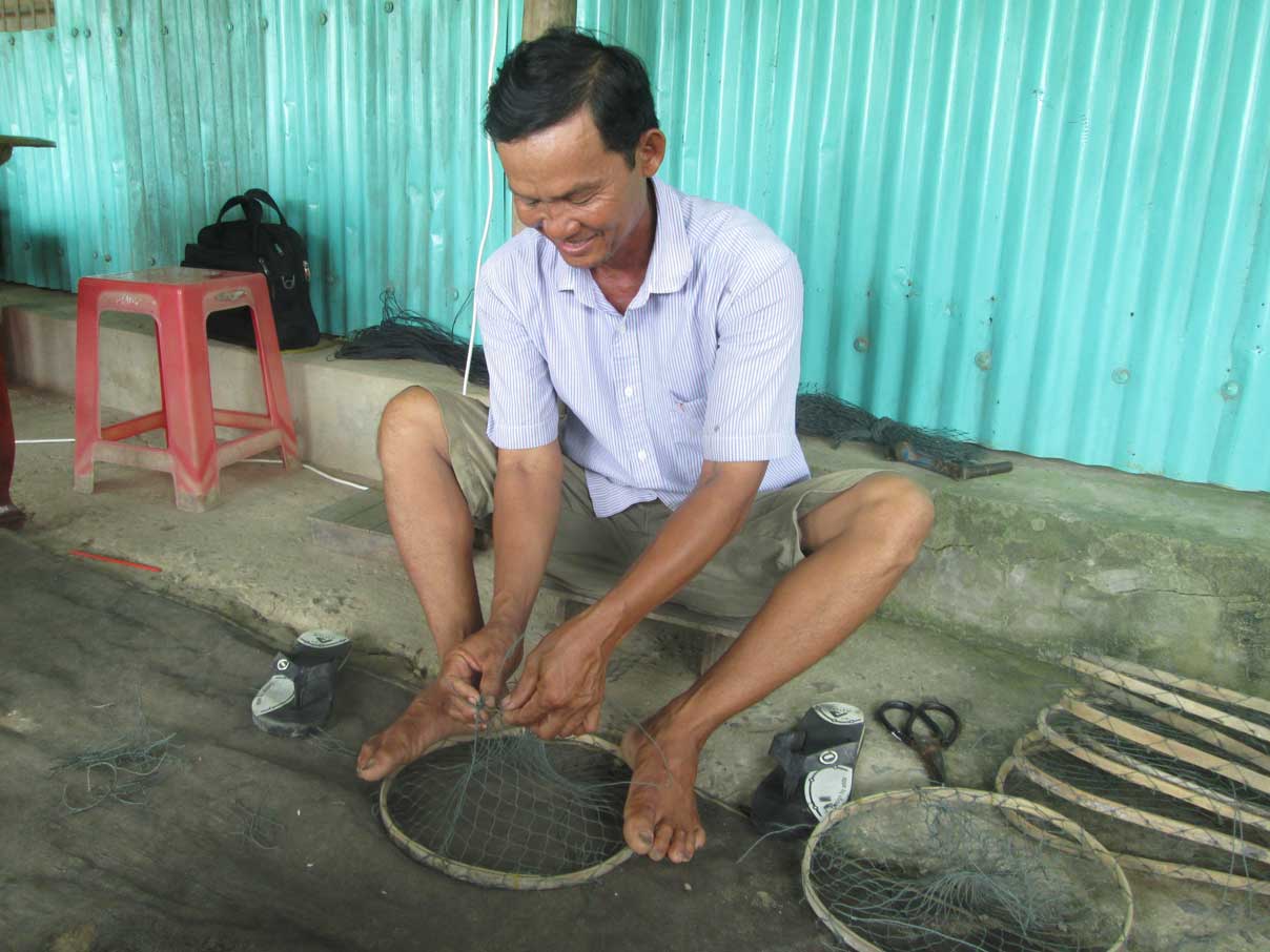 Nghề làm lọp đặt cá mang lại nguồn thu nhập khá ổn định cho gia đình ông Huỳnh Văn Hạng trong mùa nước nổi