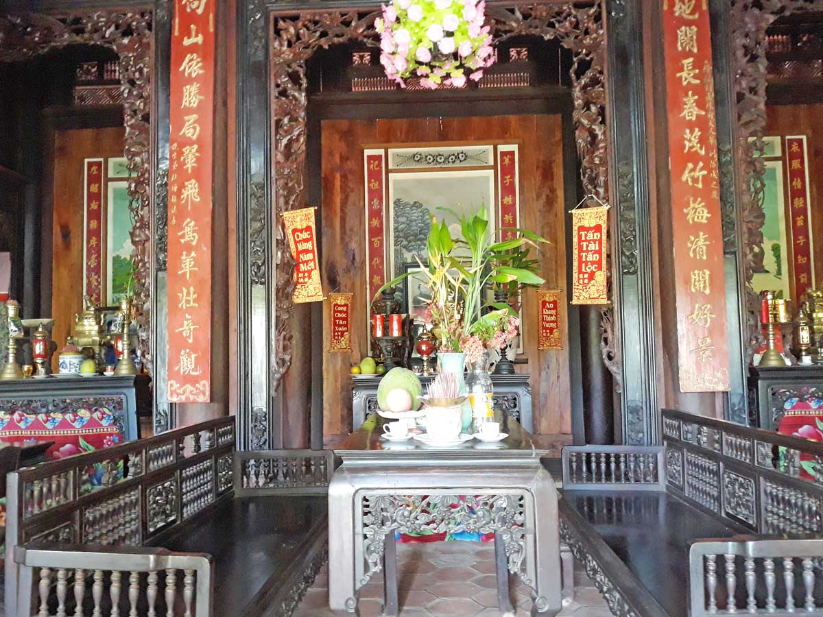 Có những nét đặc trưng rất riêng cùng nhiều vật dụng, nội thất có tuổi thọ hàng trăm năm nhưng Nhà Trăm cột vẫn chưa phát triển du lịch