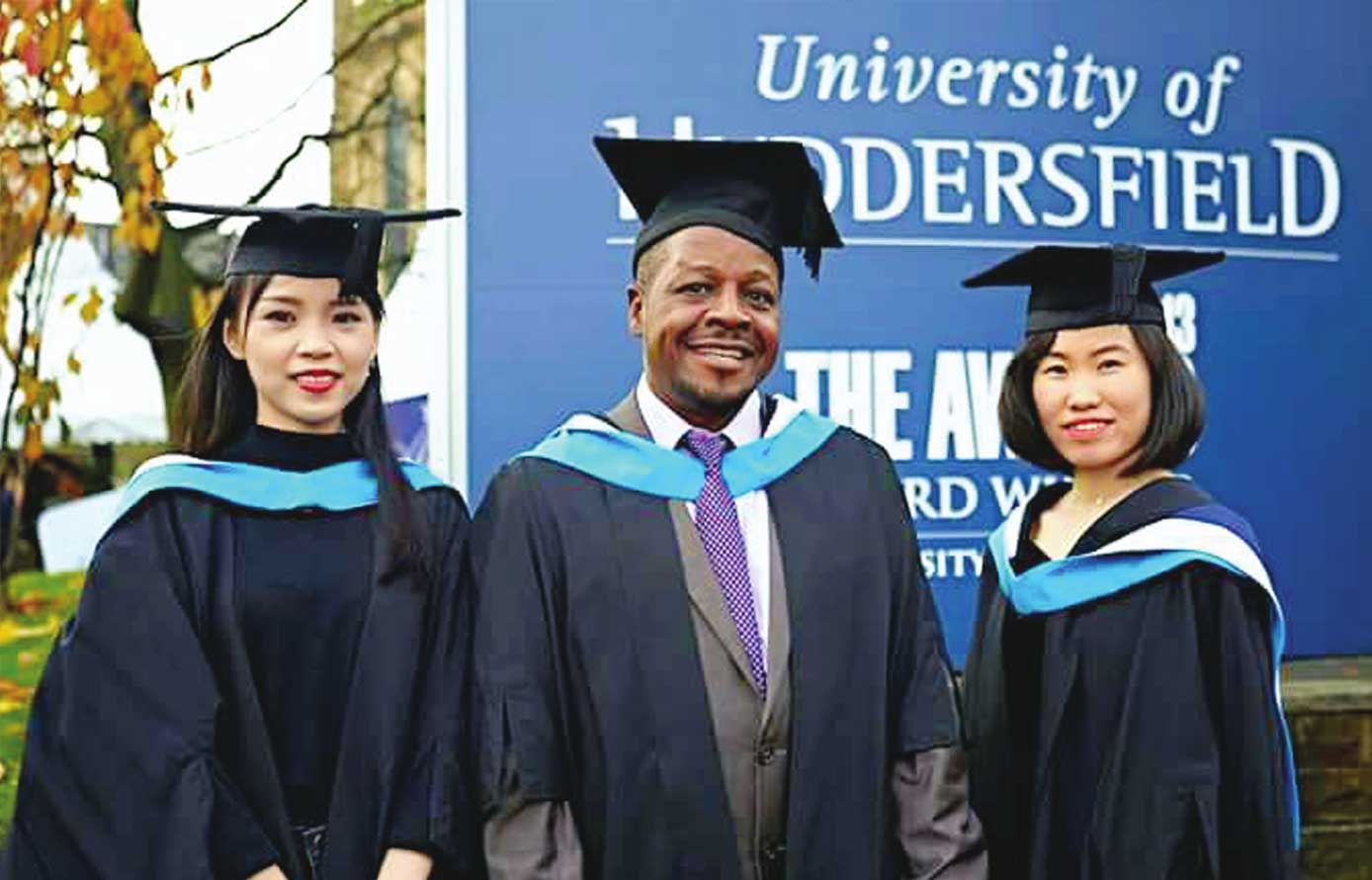 Kim Danh (bìa phải) nhận được học bổng nghiên cứu sinh tiến sĩ toàn phần của Trường Đại học Huddersfield và mong muốn lãnh đạo tỉnh tạo điều kiện về mặt thời gian để hoàn thành chương trình nghiên cứu sinh