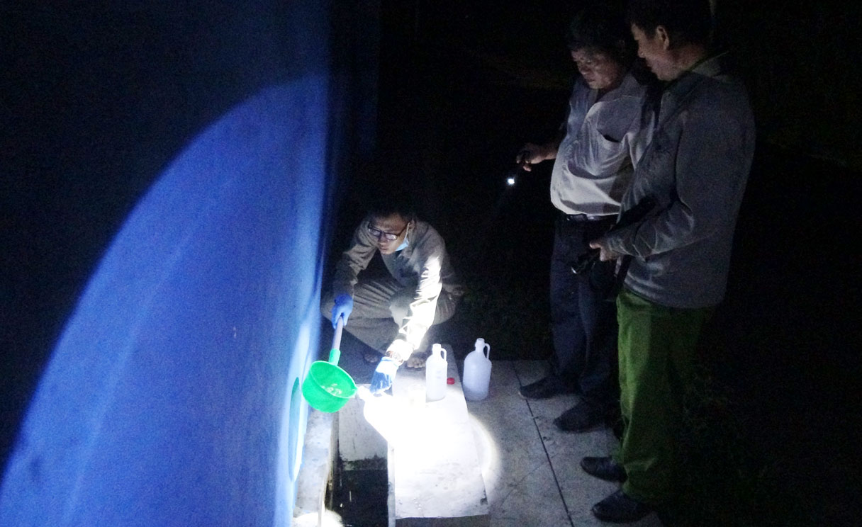 Cơ quan chức năng lấy mẫu nước thải tại Cơ sở giết mổ gia súc Nguyễn Hữu Ân