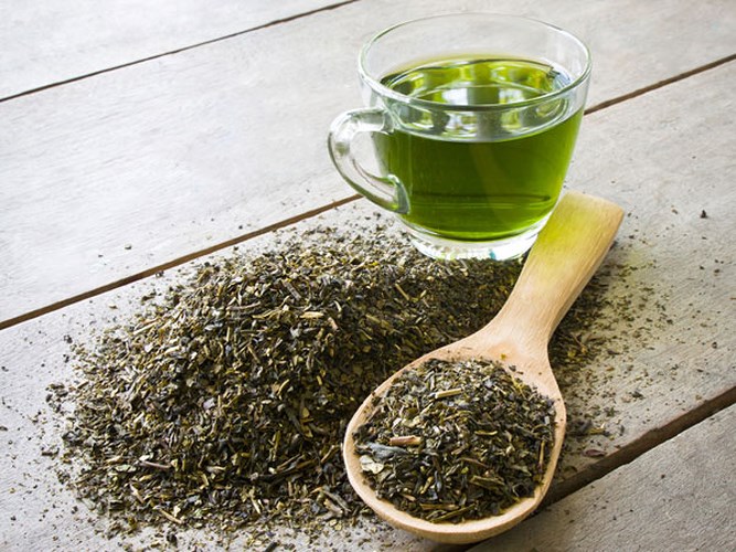 Trà xanh có lợi ích to lớn đối với sức khỏe, so với các loại trà xanh và thảo dược thơm khác, trà xanh nguyên chất từ lâu đã được xem là lựa chọn thay thế lành mạnh cho các loại đồ uống khác. Trà xanh cũng hỗ trợ giảm cân và loại bỏ độc tố ra khỏi cơ thể.