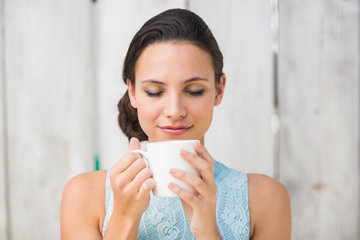 Không uống trà xanh vào buổi sáng sớm: Uống trà xanh vào buổi sáng khi đói có thể làm tổn thương đến gan vì hàm lượng caffeine cao. Uống trà xanh vào buổi sáng khoảng 10 đến 11 giờ sáng hoặc vào buổi tối. Uống vào thời gian này sẽ thúc đẩy sự trao đổi chất của bạn.