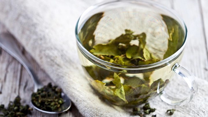 Uống trà xanh trước khi tập luyện: Trước khi tập luyện, uống trà xanh có thể giúp đốt cháy nhiều chất béo hơn nhờ sự có mặt của caffeine. Caffeine tăng cường năng lượng sẽ giúp bạn tập thể dục trong một thời gian dài hơn.