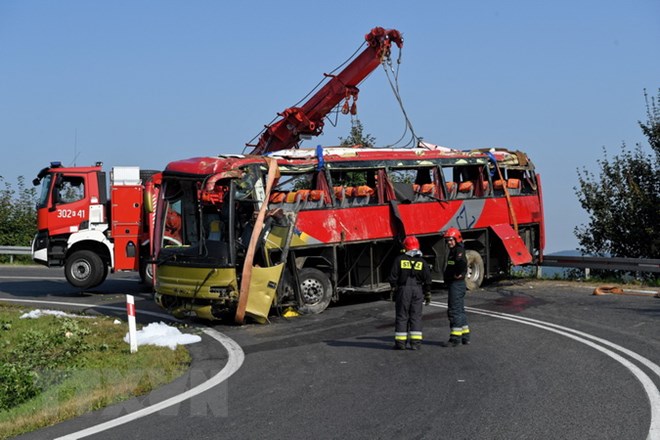 Lực lượng cứu hộ khắc phục hậu quả tại hiện trường vụ tai nạn xe buýt ở Leszczawa, Ba Lan tối 18/8. (Ảnh: PAP/TTXVN)