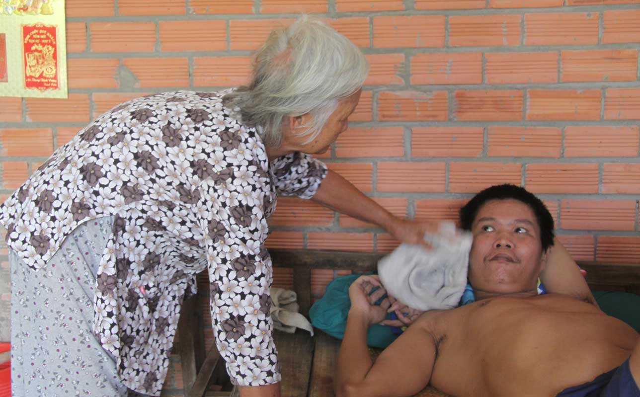 Bà Đỗ Thị Ái chăm sóc người con bị nhiễm chất độc da cam