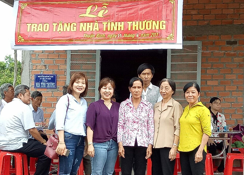 Chị Tống Thị Kim Hương (thứ 2, trái qua) cùng bạn bè tặng nhà cho gia đình chị Thanh Nga (đứng giữa), ngụ ấp Trà Cú, xã Thuận Bình, huyện Thạnh Hóa