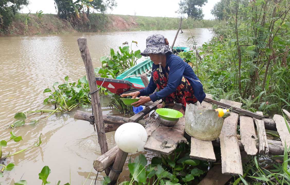 Vĩnh Hưng: Hàng chục hộ dân không điện, nước sạch sử dụng Không có nước sạch, người dân sử dụng nước kênh trong sinh hoạt hàng ngày