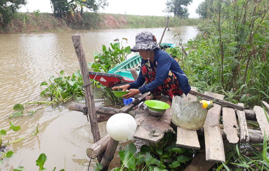 Không có nước sạch, người dân sử dụng nước kênh trong sinh hoạt hàng ngày