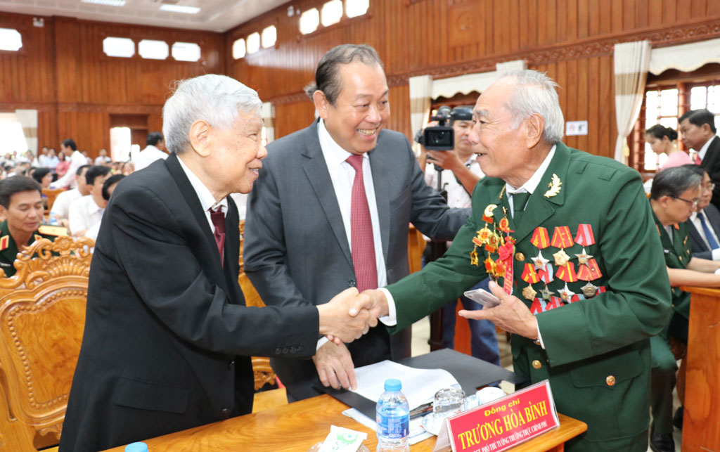 Nguyên Tổng Bí thư - Lê Khả Phiêu (bìa trái), Phó Thủ tướng Thường trực Chính Phủ - Trương Hòa Bình (giữa) thăm hỏi sức khỏe cán bộ lão thành cách mạng