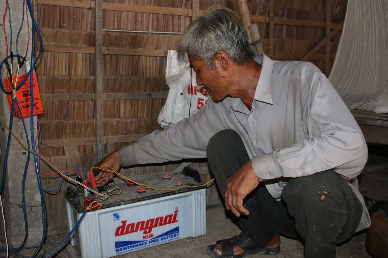 Vĩnh Hưng: Hàng chục hộ dân không điện, nước sạch sử dụng Nhiều hộ phải sử dụng bình ắc-quy làm nguồn điện thắp sáng