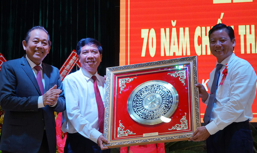 Phó Thủ tướng Thường trực Chính phủ - Trương Hòa Bình tặng quà lưu niệm cho huyện Mộc Hóa, thị xã Kiến Tường