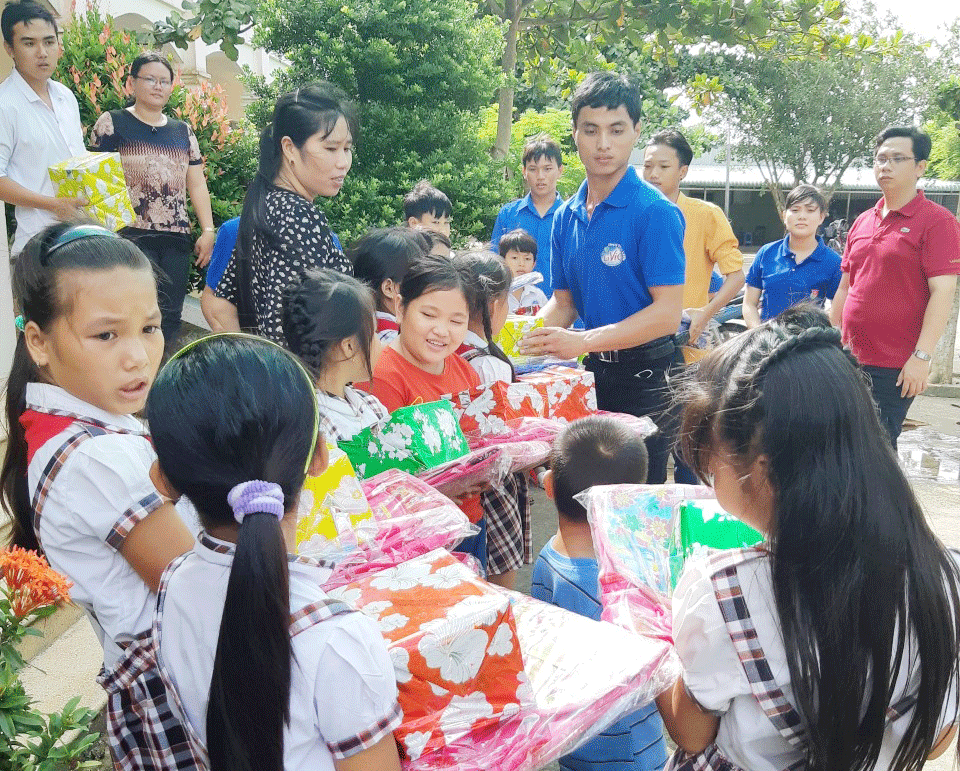 Anh Nguyễn Tấn Vũ tặng quà cho các em học sinh