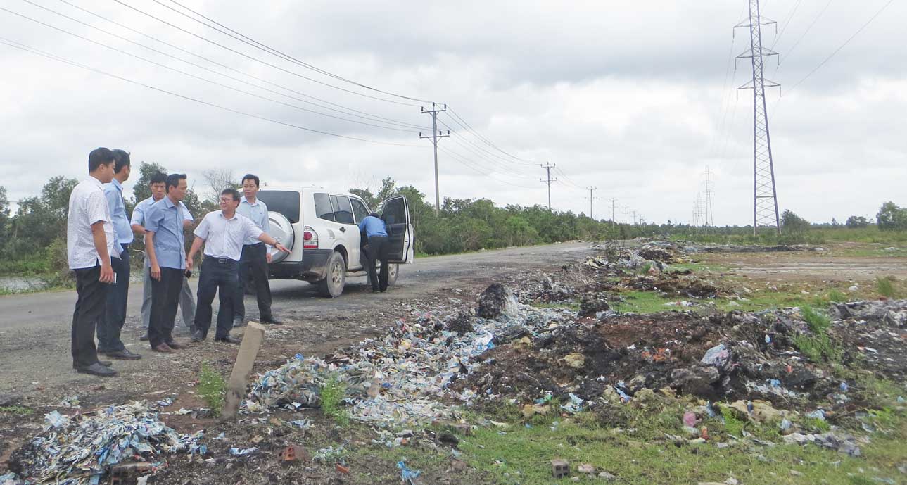 Kiểm tra tình trạng đổ trộm rác trên Đường tỉnh 823C