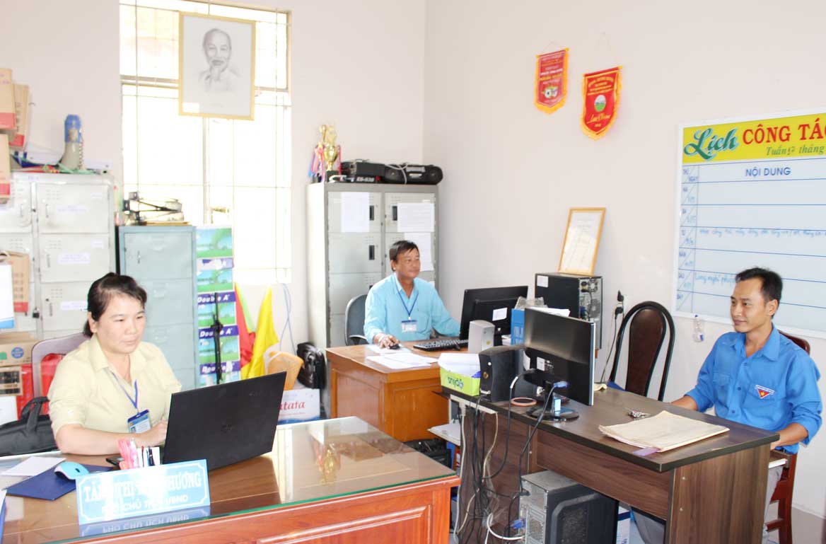 Đẩy mạnh ứng dụng CNTT trong bộ máy hành chính cấp xã Phấn đấu đến năm 2020, 100% cán bộ, công chức cấp xã được trang bị máy vi tính kết nối mạng nội bộ, Internet phục vụ công việc