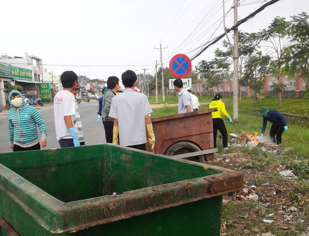 Ra quân dọn vệ sinh môi trường