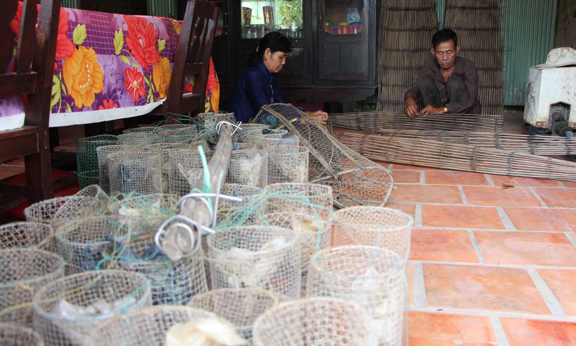Sau khi vào cụm dân cư sinh sống, gia đình ông Nguyễn Văn Lân không còn nơm nớp lo trong những ngày mưa lũ. Vợ chồng ông chuẩn bị phương tiện đánh bắt cá mùa lũ, kiếm thêm thu nhập