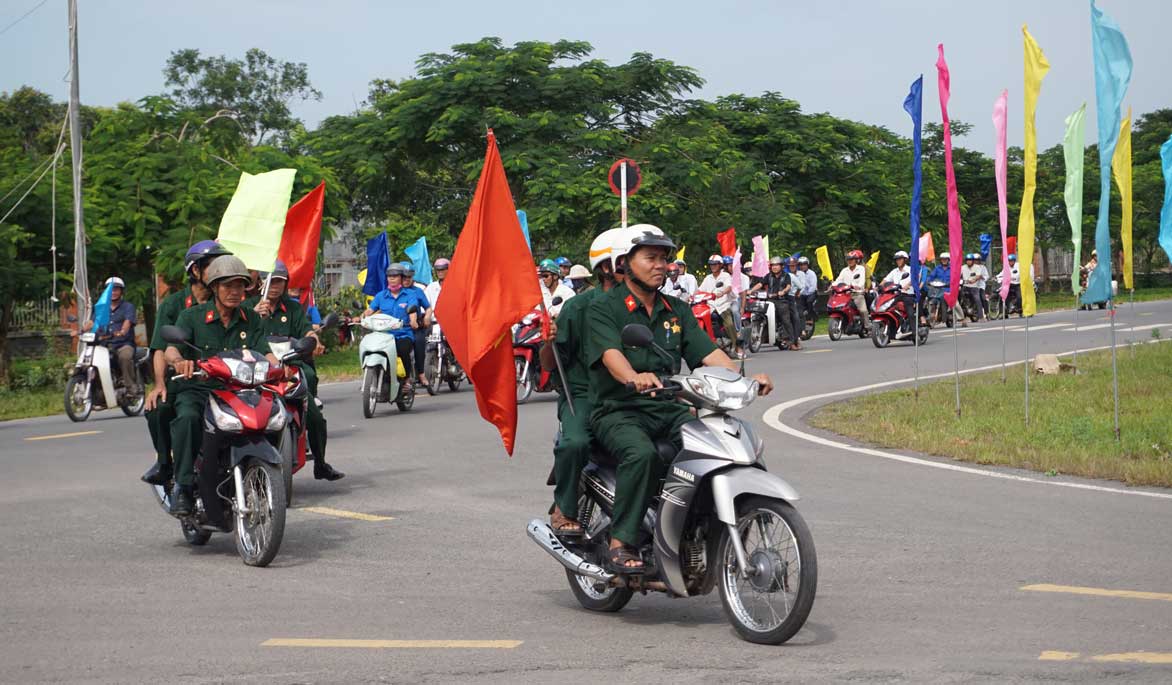 Đẩy mạnh tuyên truyền về trật tự, an toàn giao thông trước dịp Lễ Quốc khánh 2/9. (Trong ảnh: Hội viên Hội Cựu chiến binh và Hội Nông dân huyện Thạnh Hóa tuyên truyền “Tuyến đường an toàn giao thông”)