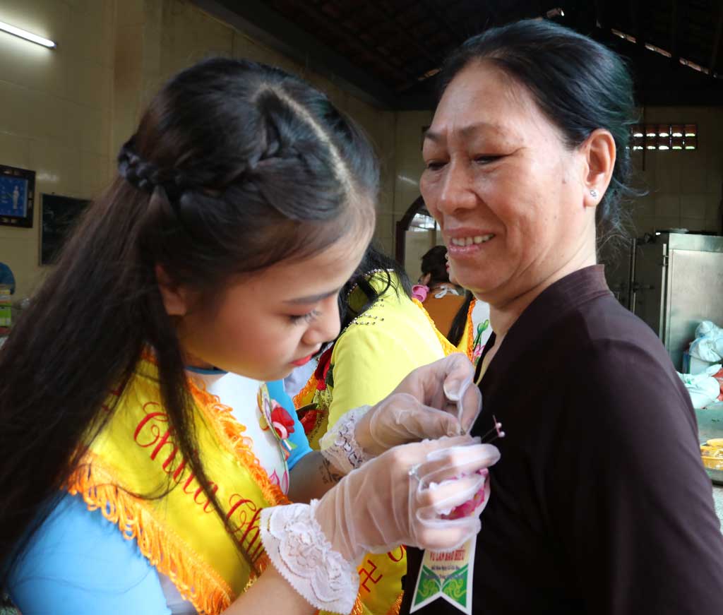 “Bông hồng cài áo” như một lời nhắc nhở mỗi người về đạo hiếu với cha mẹ trong cuộc đời