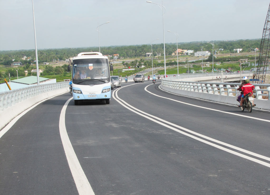 Giao thông kết nối liên vùng ngày càng phát triển. (Trong ảnh: Cầu Mỹ Lợi nối Long An với Tiền Giang)