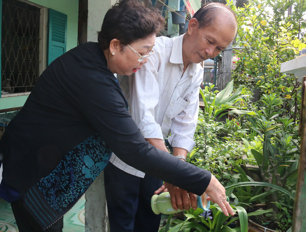 Qua công tác tuyên truyền, người dân ngày càng nâng cao ý thức trong phòng, chống dịch bệnh (Trong ảnh: Thường xuyên thay nước bình bông, tránh tạo điều kiện cho muỗi sản sinh)