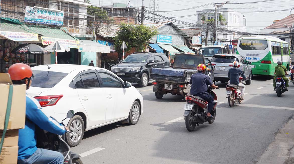 Ngã tư Hùng Vương - Quốc lộ 62 - Huỳnh Văn Gấm là điểm nghẽn về giao thông, cần sớm được giải tỏa