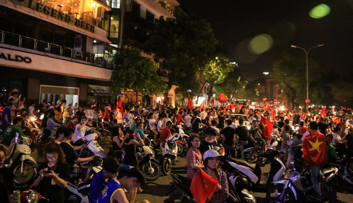 Thousands of people gather around Hoan Kiem Lake to celebrate the victory of the Vietnamese Olympic team against Bahrain on August 23