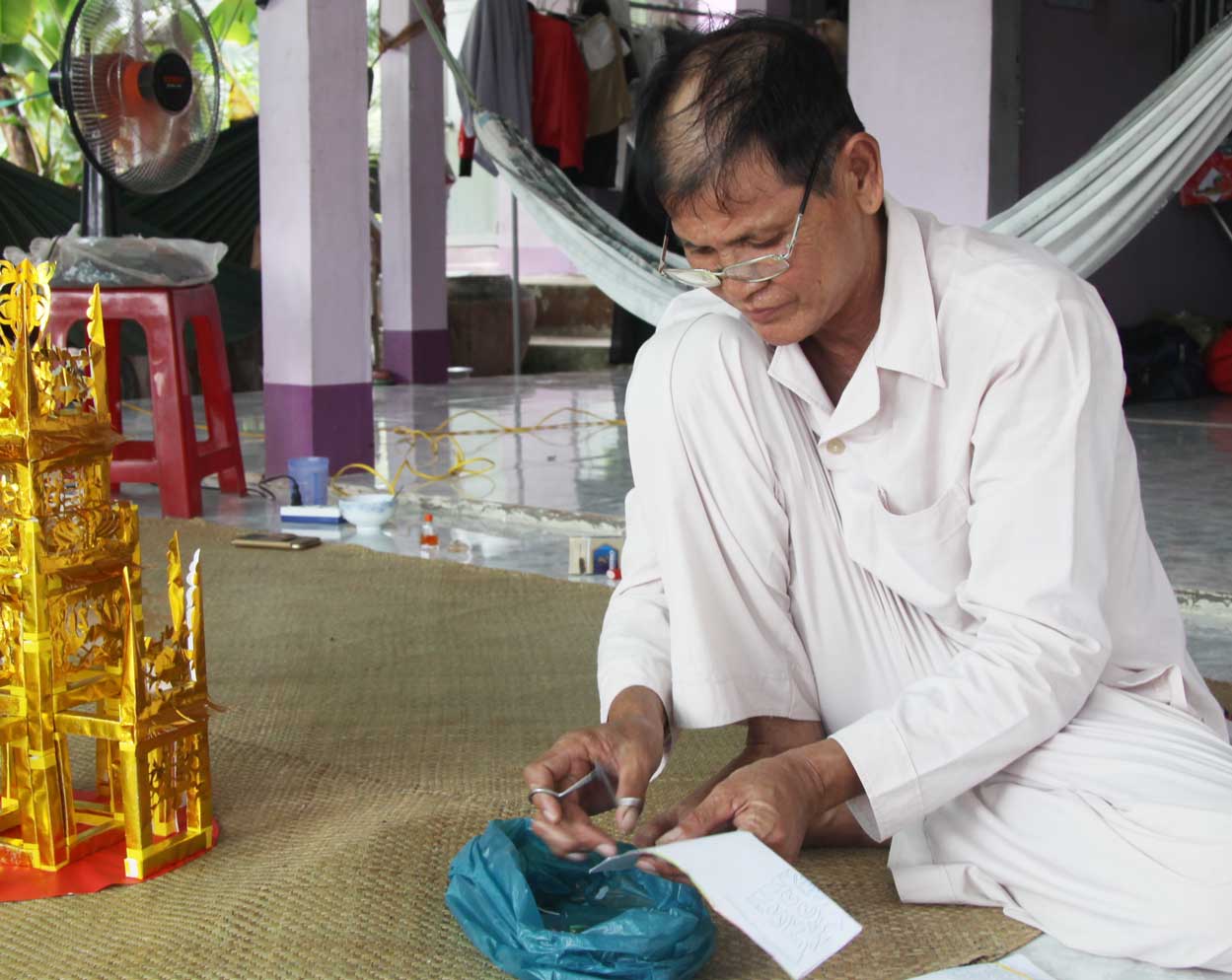 Nghệ nhân Lê Minh Hùng tâm sự, đến với nghề múa bóng rỗi là cái duyên nhưng cũng là cái nghiệp, dù có khó khăn cũng gắng gượng với nghề