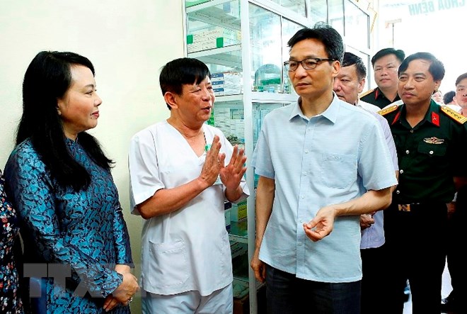 Phó Thủ tướng Vũ Đức Đam cùng các đại biểu tham quan nhà thuốc trên địa bàn tỉnh Hưng Yên. (Ảnh: Dương Ngọc/TTXVN)