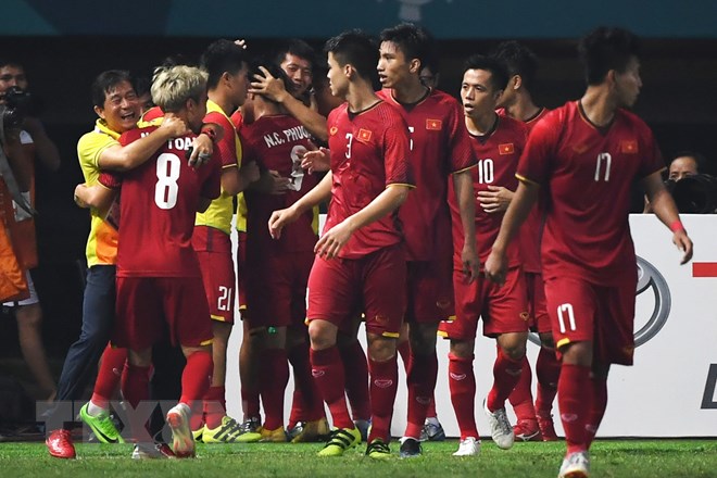 Các cầu thủ Olympic Việt Nam ăn mừng sau khi ghi bàn thắng duy nhất trong trận đấu vào lưới Olympic Bahrain tại vòng 1/8 ASIAD 2018 diễn ra ở Bekasi, Indonesia ngày 23/8. (Nguồn: AFP/TTXVN)