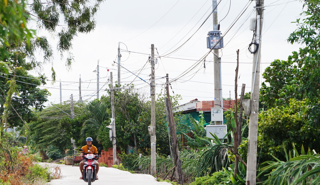 Ông Lê Văn Quởn và ông Trương Đình Lô (xã An Lục Long) đầu tư xây dựng 2 đường dây điện hạ áp có chiều dài 790m trên tuyến lộ Cầu Đôi - Cầu Hàng và kênh Chiến Đấu