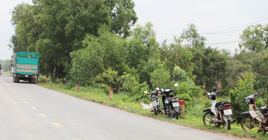 Xe môtô để trên đường, không người trông coi (địa bàn huyện Thạnh Hóa)