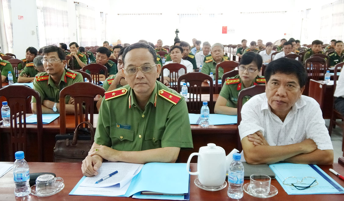 Đại biểu dự Hội nghị sơ kết và nhân rộng mô hình “Dân phòng xung kích bảo vệ an ninh, trật tự biên giới” tại huyện Mộc Hóa