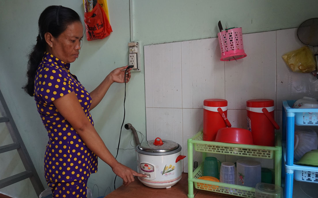 Vì chủ nhà trọ thu tiền điện với giá cao nên chị Nguyễn Thúy Hằng sử dụng điện rất tiết kiệm