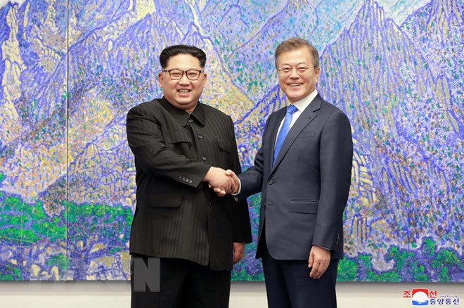 Tổng thống Hàn Quốc Moon Jae-in (phải) và nhà lãnh đạo Triều Tiên Kim Jong-un tại hội nghị thượng đỉnh liên Triều ở Panmunjom ngày 27/4. (Nguồn: AFP/TTXVN)