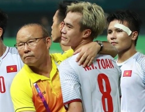 Thầy Park ôm Văn Toàn - người ghi bàn thắng cho đội tuyển U23 Việt Nam trong trận đấu với Syria ngày 27/8